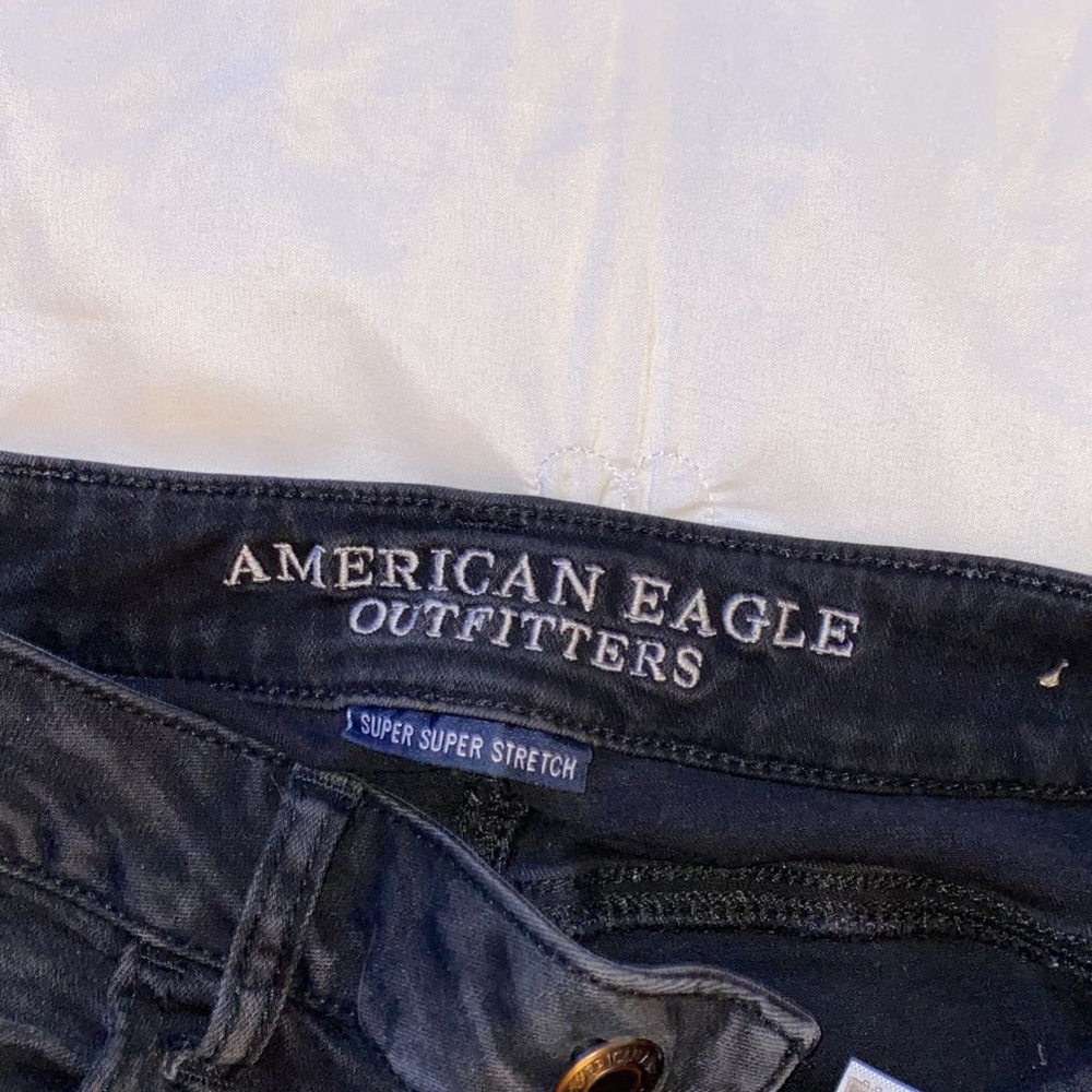 AMERICAN EAGLE black ripped jeans!!